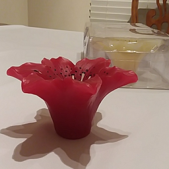 THREE FLOATING CANDLES - Picture 3 of 6